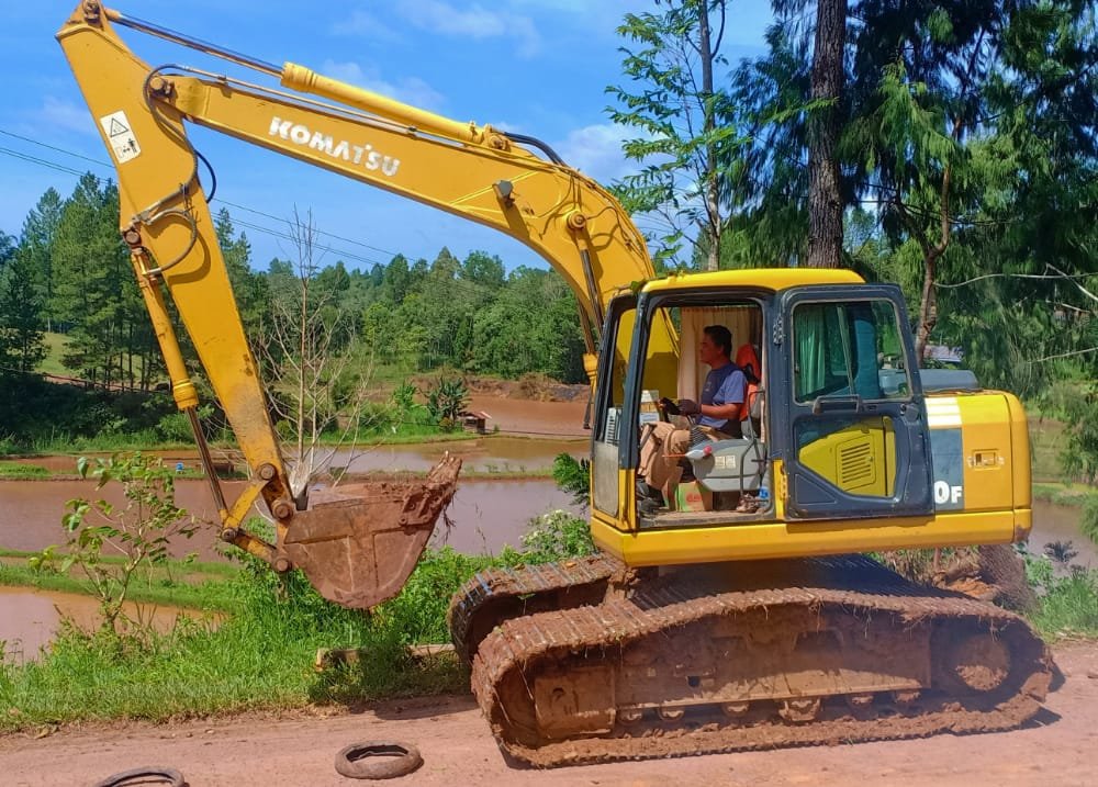 Unit excavator long arm Komatsu PC130F-7 milik PT Bina Nusa Lestari