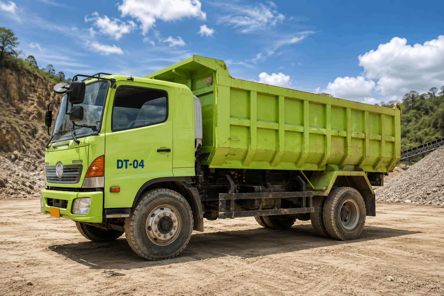 Unit dump truck Hino milik PT Bina Nusa Lestari